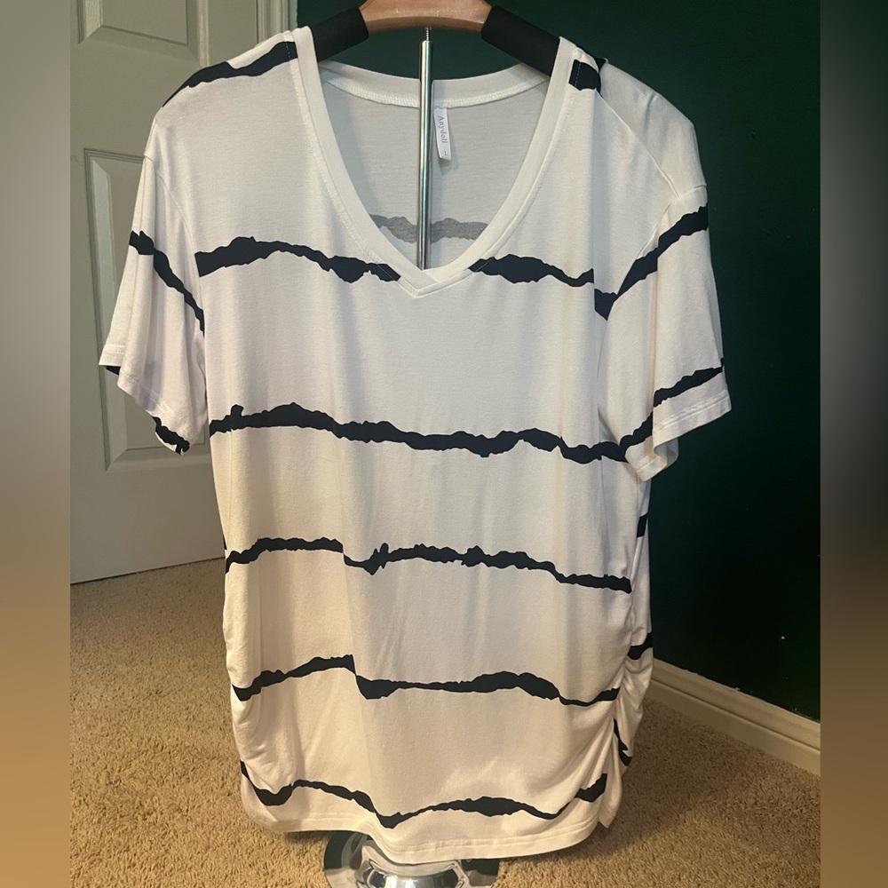 Nice v-neck for warm weather. Ruching at sides near hem. Washed but not worn